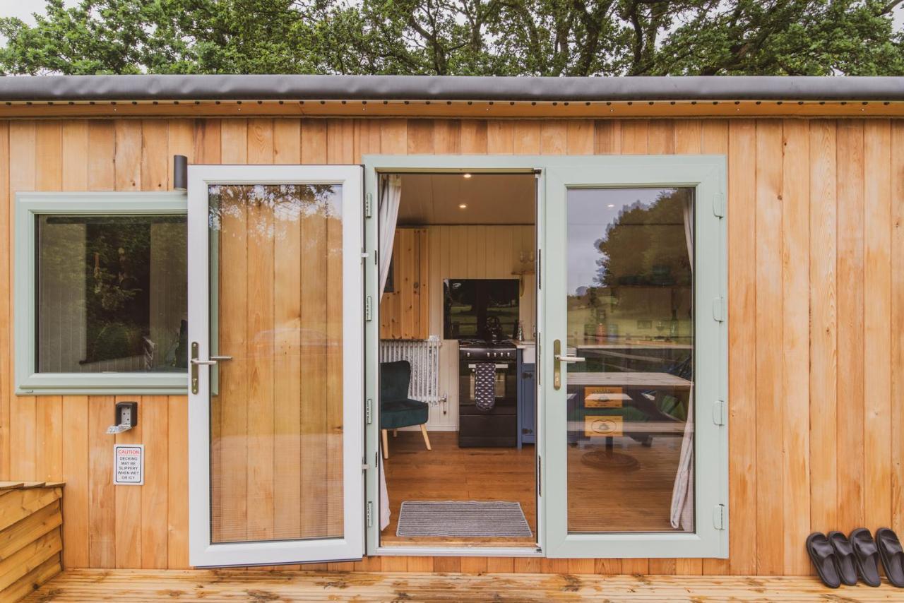 Hidden Wood Glamping And The Hideaway Cabin Warminster Exterior foto