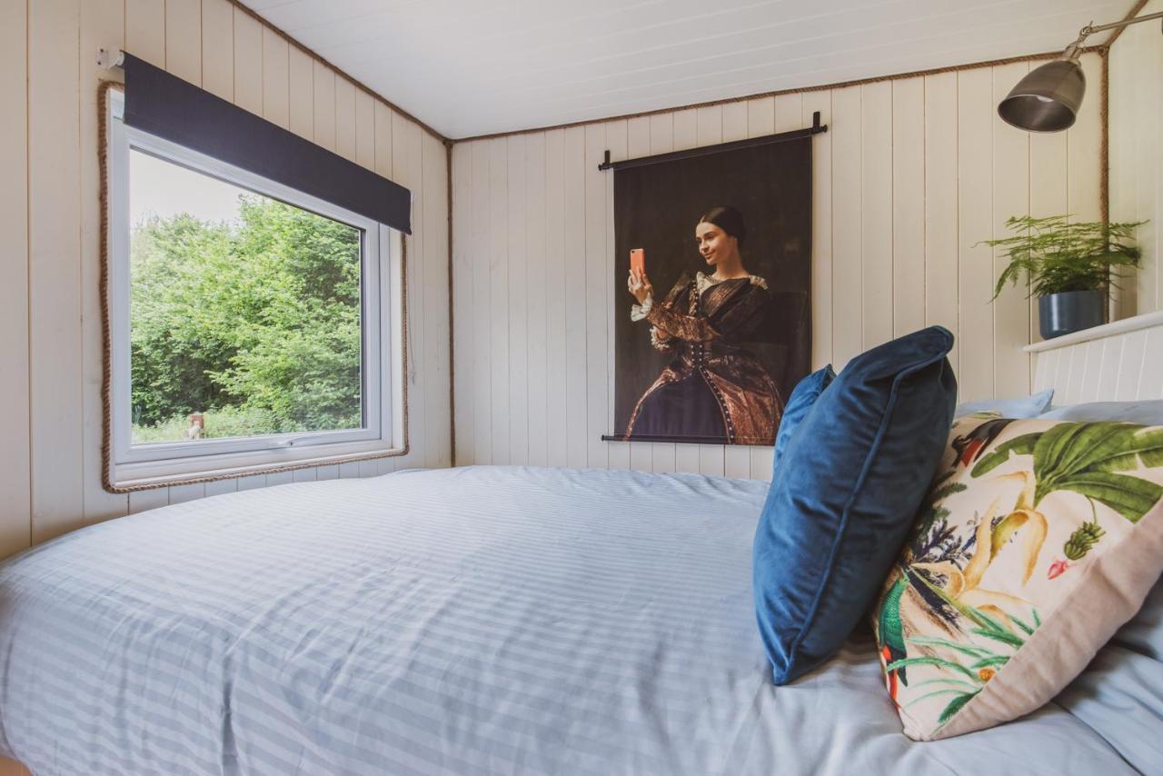 Hidden Wood Glamping And The Hideaway Cabin Warminster Exterior foto