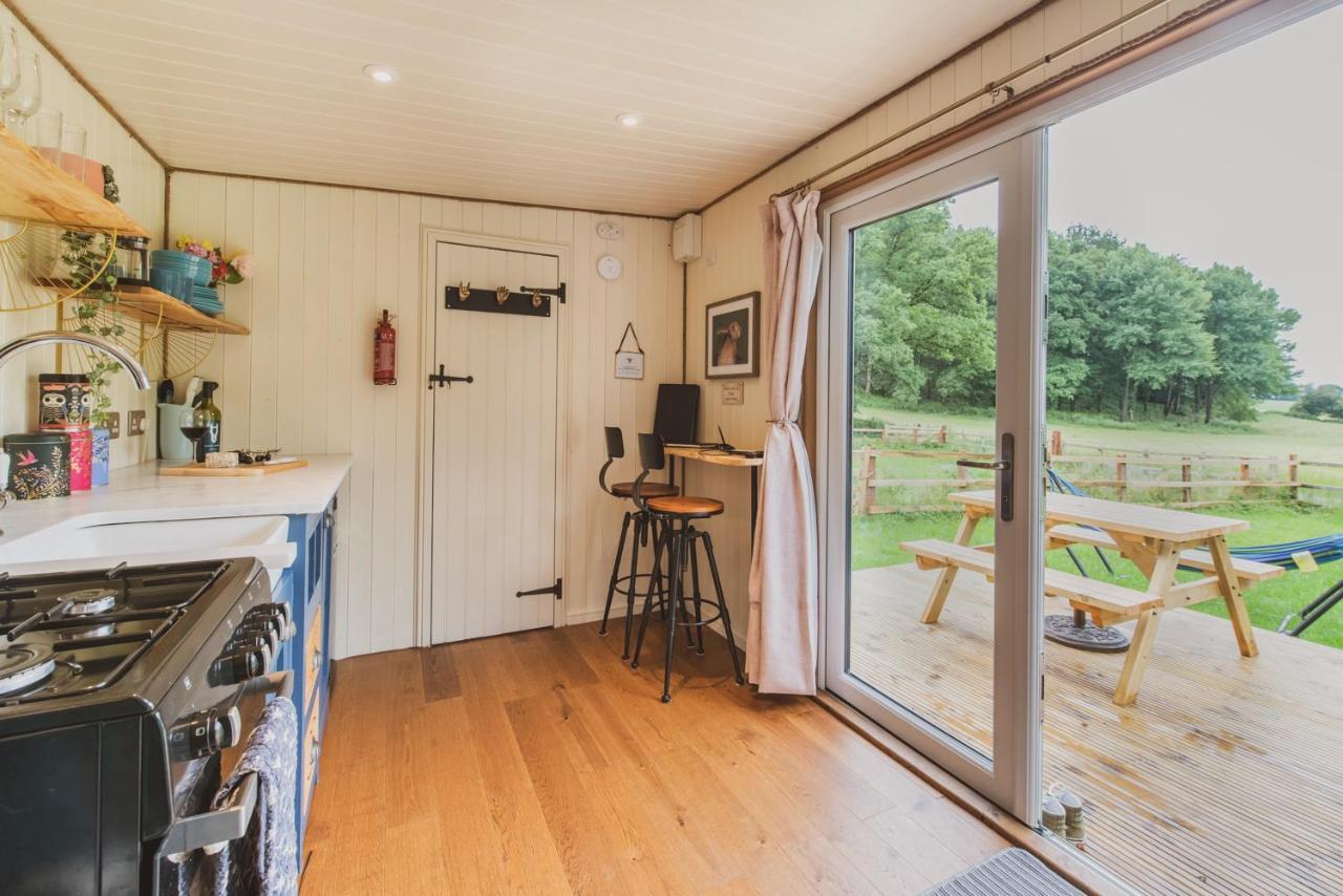 Hidden Wood Glamping And The Hideaway Cabin Warminster Exterior foto